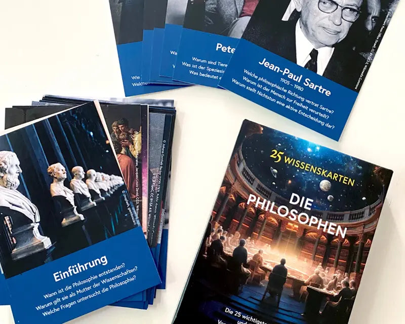 Philosophie-Wissenskarten dekorativ auf einem Schreibtisch platziert als tägliche Inspiration und Denkanstoß für mehr Gelassenheit.